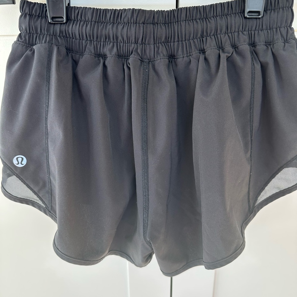 Lululemon Hotty Hot 2.5” lowrise shorts